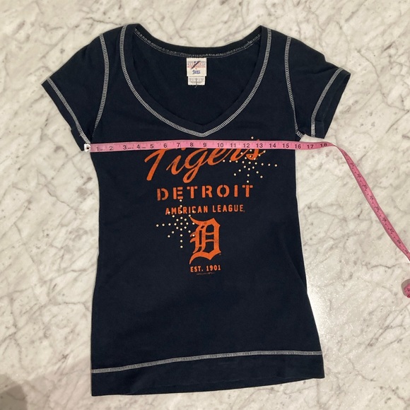 GENUINE MERCHANDISE Navy Detroit Tigers ⚾️ V neck T Shirt Stud Detail Medium - Picture 10 of 12